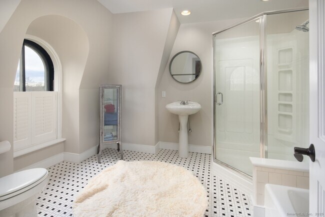 Building Photo - 31 Sharon Rd