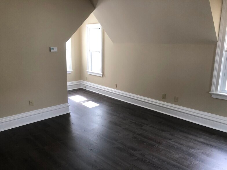 Building Photo - 319 Safford Street
