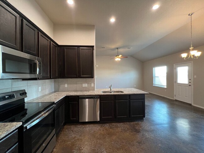 Building Photo - Luxury 3/2 Duplex in Seguin, Texas