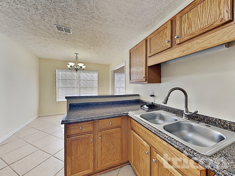 Building Photo - 3013 Weybridge Dr