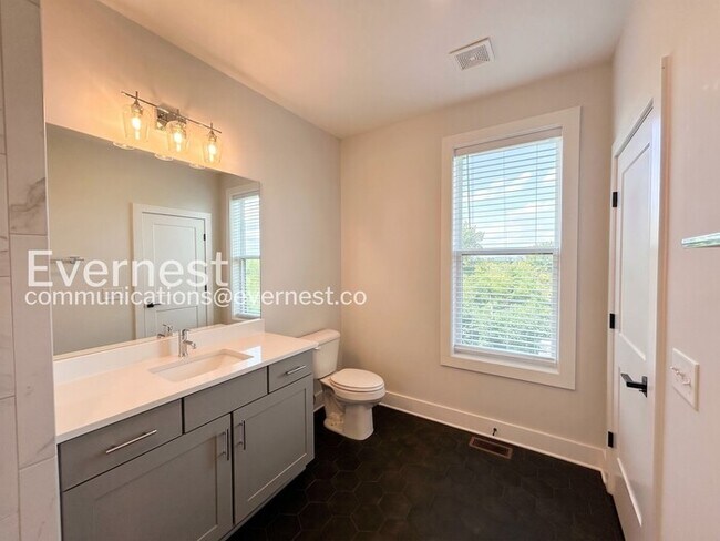 Building Photo - 4 Bed, 4.5 Bath Town Home with Garage / Available Now!