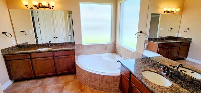 Building Photo - 16303 Lakewood Field Dr