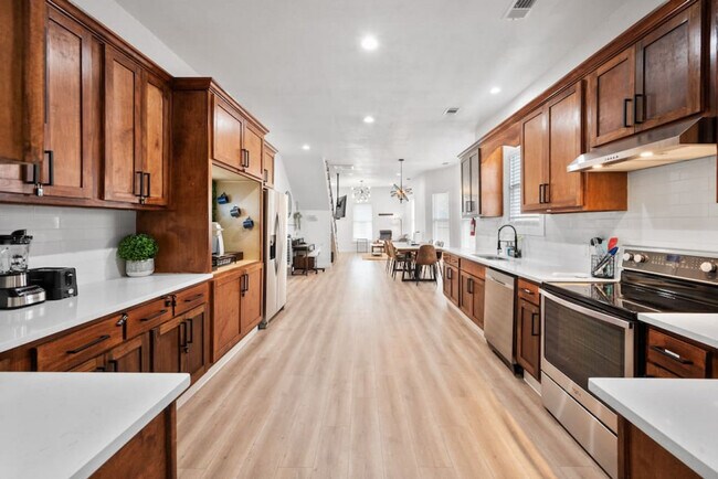 Building Photo - 921 E Hattie St