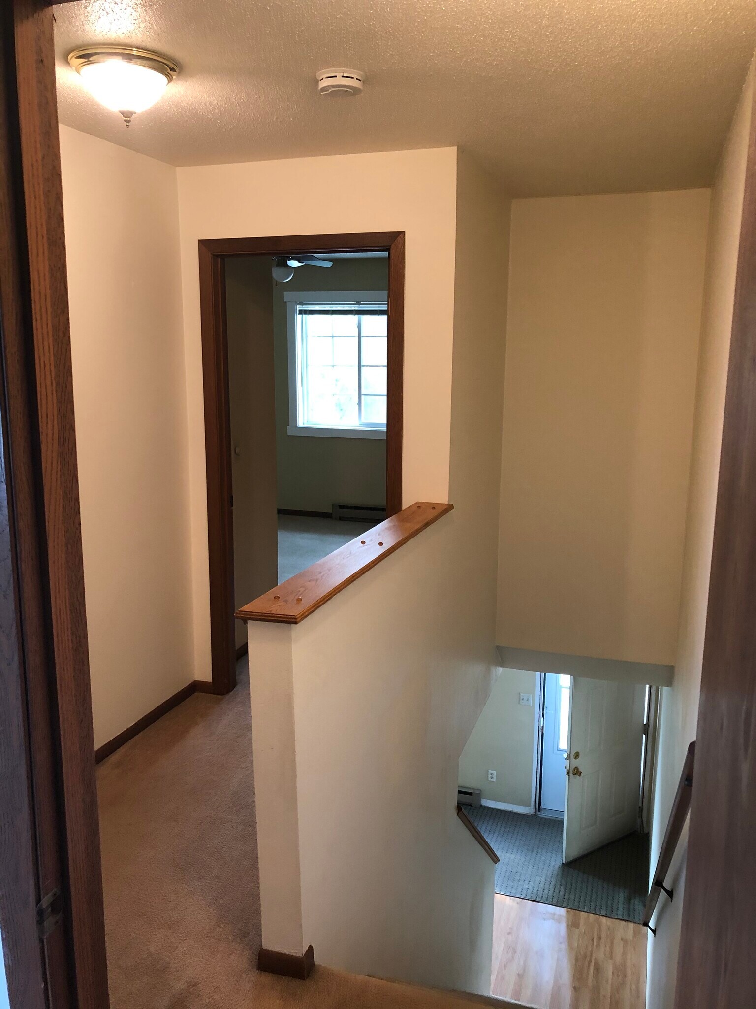 Building Photo - 907 Valley Ct