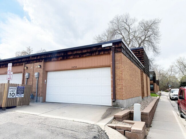 Building Photo - Clean & Quiet 3 Bed / 2.5 Bath Town Home with 2 Car Garage in Arvada
