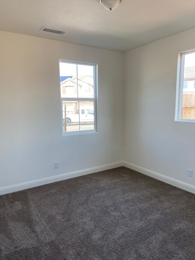 Building Photo - 4 Bedroom home located in Northside Visalia! Available Soon!