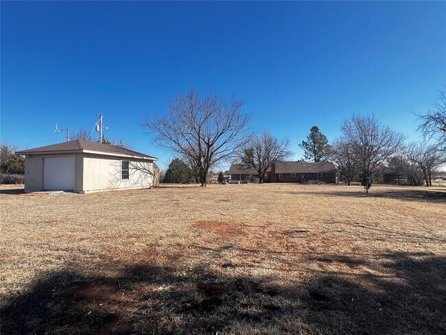 Building Photo - 819 Crystal Ln