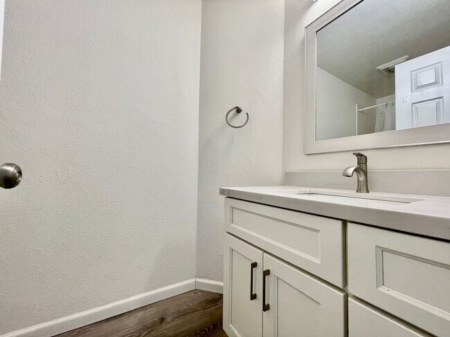 Building Photo - 2821 Bellflower Dr