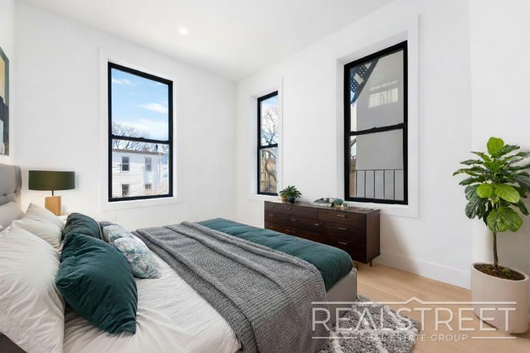 Building Photo - Brand New Large 3 Bed 2 Bath in Bushwick Townhouse!