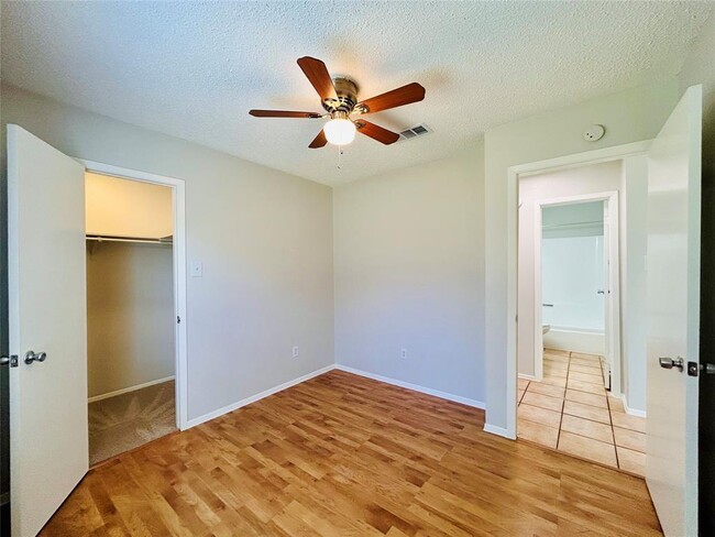 Building Photo - 12211 Dundee Dr