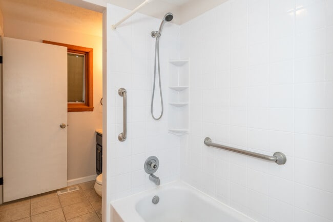 Building Photo - 6757 Summerdale Dr