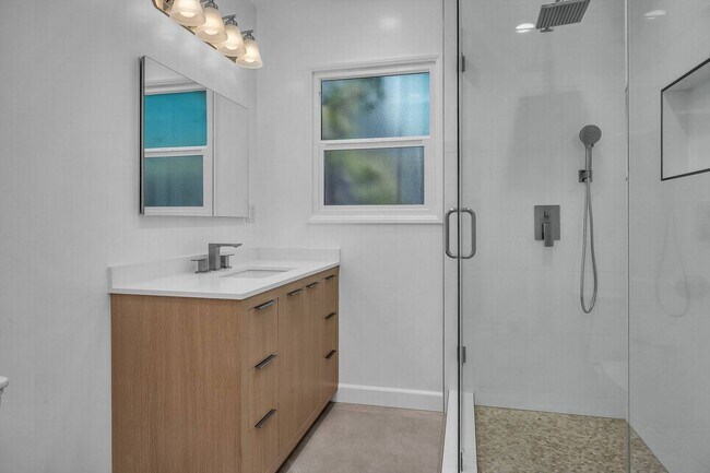 Building Photo - Stunning remodeled home in Silverlake!!