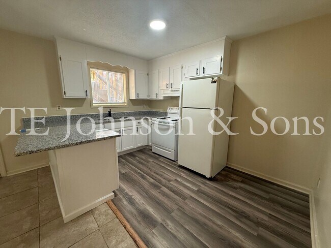 Building Photo - 1506 Oakshire-Water Included