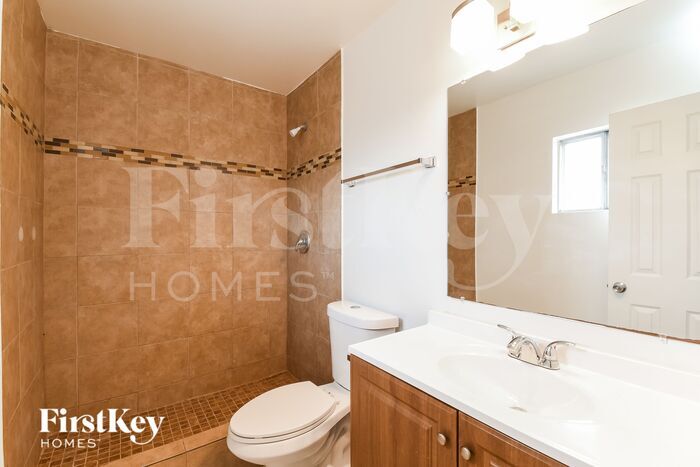 Building Photo - 940 E Loma Vista Dr