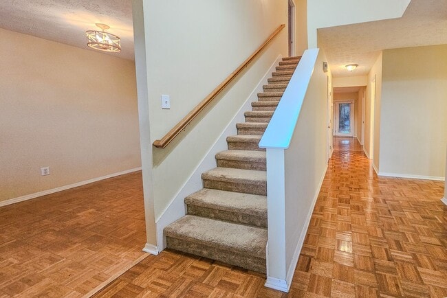 Building Photo - Knoxville 37934 - 3 bed 2.5 bath Condo - Contact Ryan Fogarty 865-333-4840