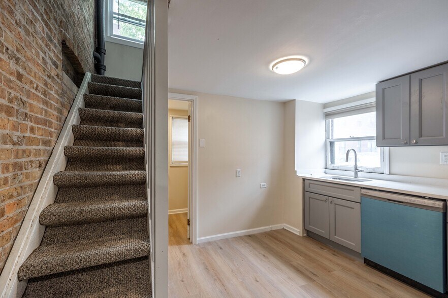 Building Photo - 1503 W Fullerton Ave