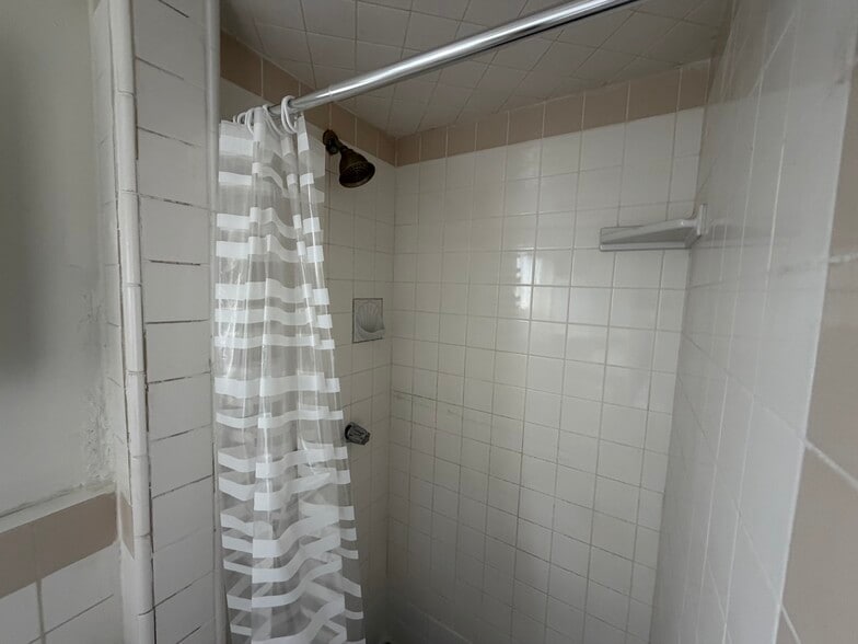 Building Photo - 1140 N Ditman Ave