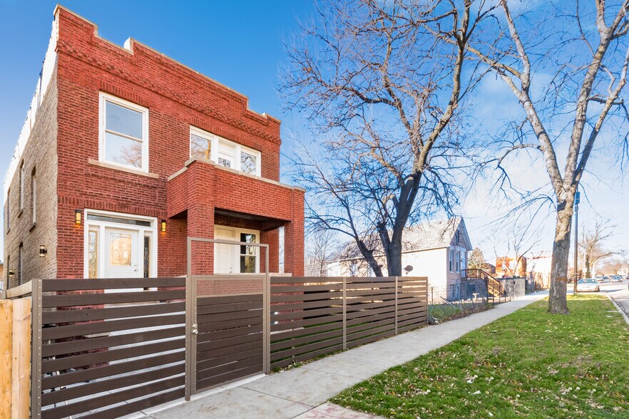 Building Photo - 634 N Hamlin Ave