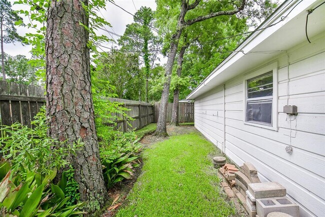 Building Photo - 2910 Colonial Dr