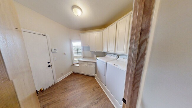Building Photo - Spacious Single Story 3-Bedroom Home Beaut...