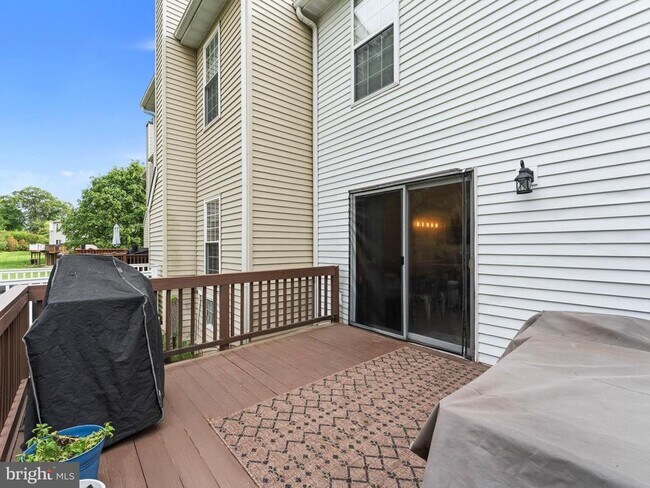 Building Photo - 8 Pinehurst Ct