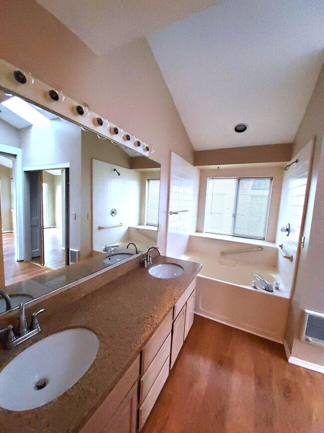 Building Photo - Great Home In Charbonneau