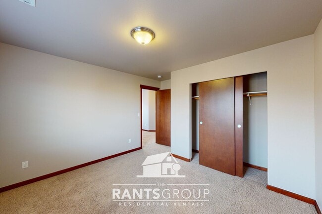 Building Photo - Move in Ready! Beautiful home in Puyallup! Easy Commute to JBLM!