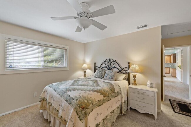 Building Photo - 4866 Park Dr