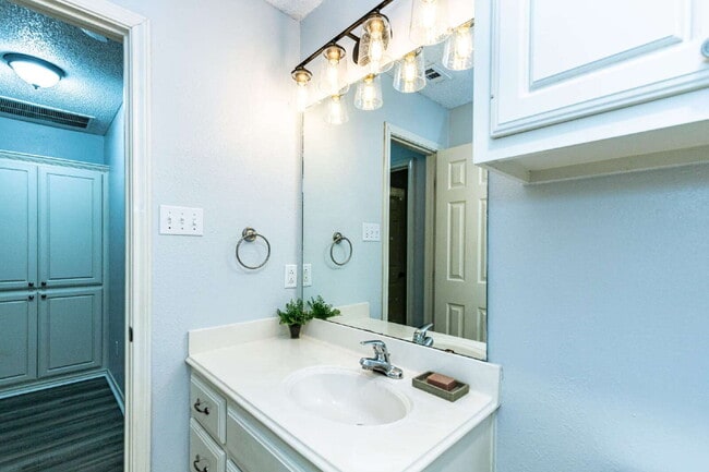 Building Photo - Beautifully remodeled 2/2/2 in very upscal...