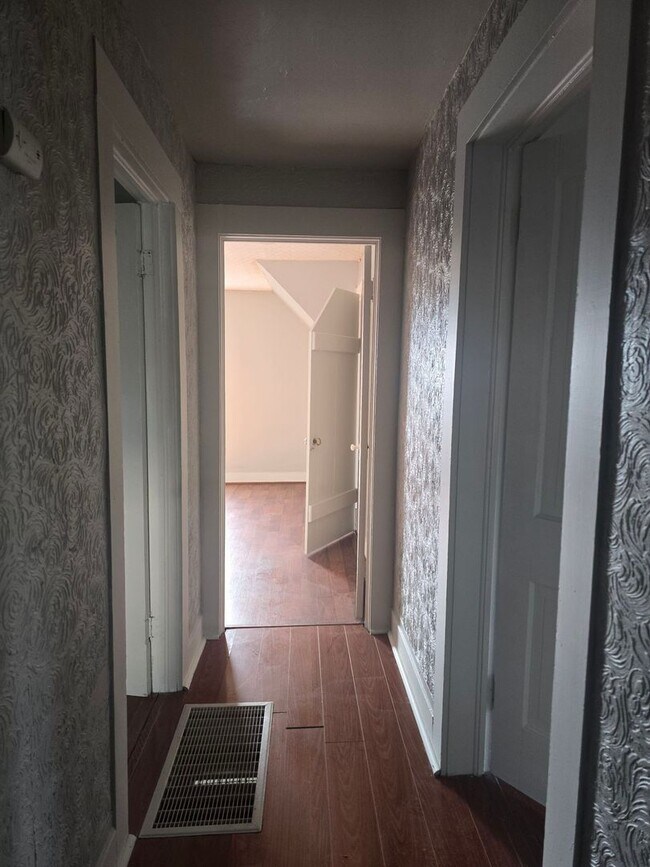 Building Photo - 3 bedroom 2 bath house