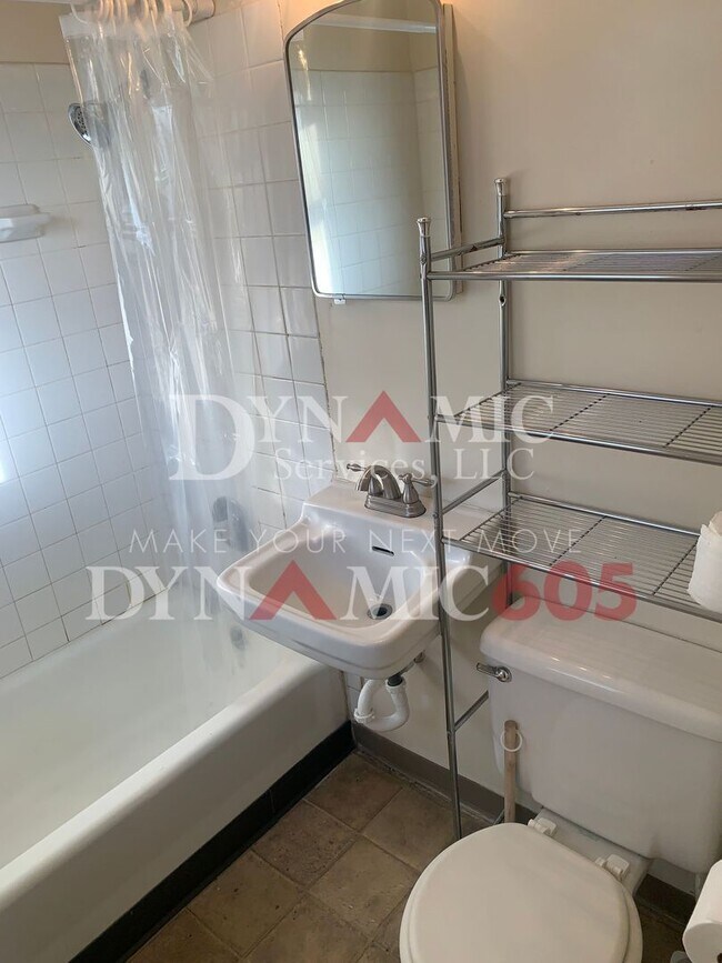 Building Photo - 1BR/1BA Apartment in Multi-Family Unit