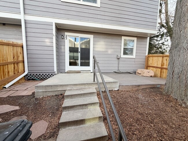 Building Photo - Exceptional 3-bedroom, 2.5-bathroom end unit townhouse located in Arvada