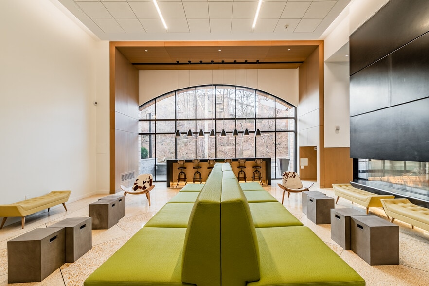 lobby lounge - 250 Gorge Rd