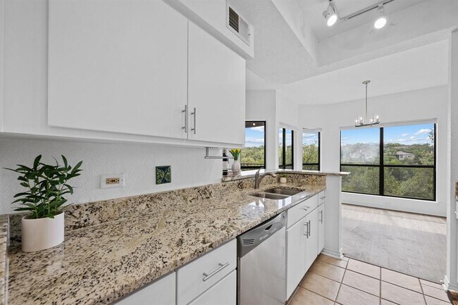 Building Photo - 4711 Spicewood Springs Rd