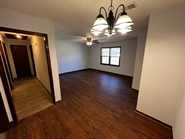 Building Photo - 157-159-159 Bentwood Cir