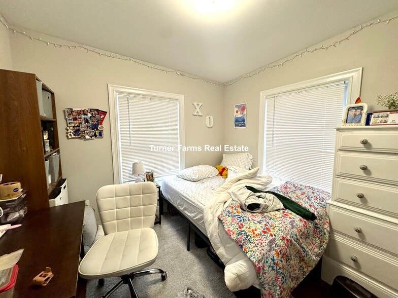 Building Photo - 724 Parker St