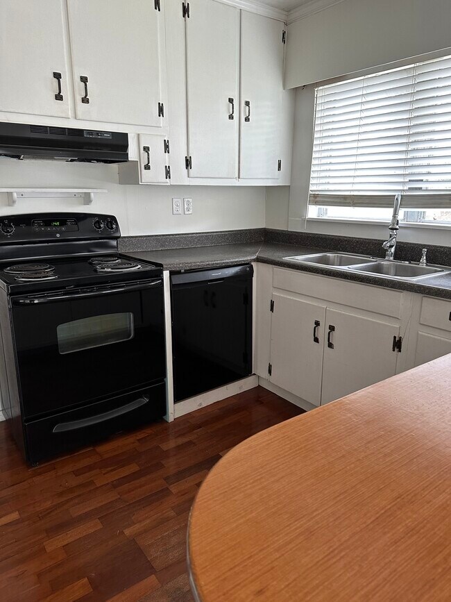 Building Photo - 1601 S 41st St