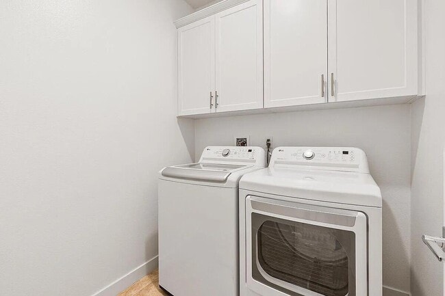 Building Photo - 73523 Travers St