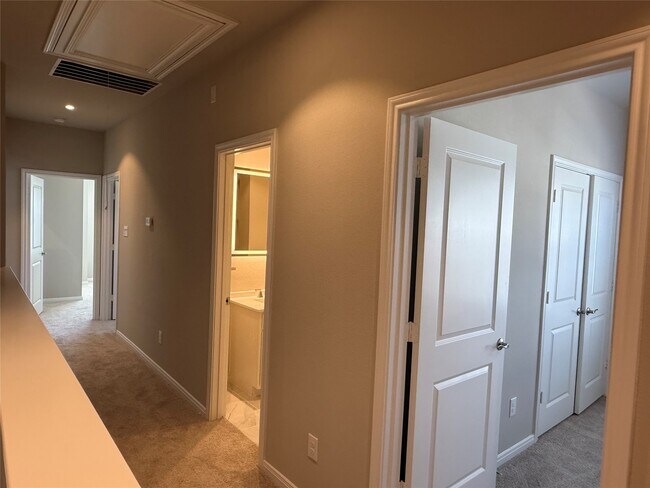 Building Photo - 15713 Strongbow Ter Dr