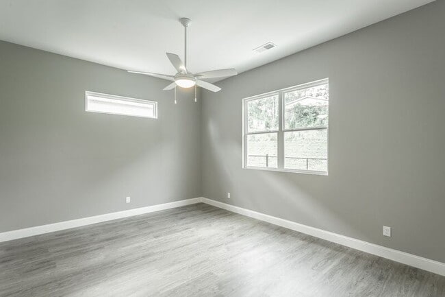 Building Photo - 549 Strong Ave