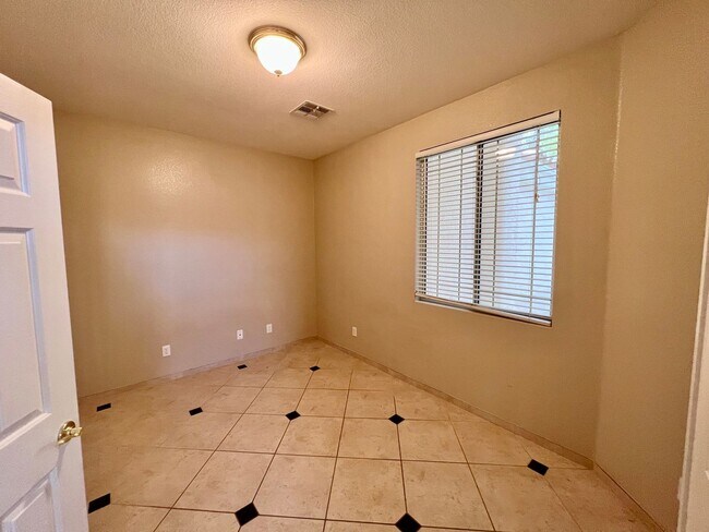 Building Photo - Single Story 3 Bedroom Home with bonus room!!