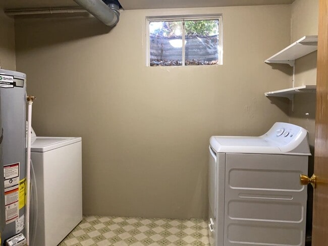 Building Photo - STUDENTS WELCOME! 5 Bed 2 Bath Ranch House w/ Basement