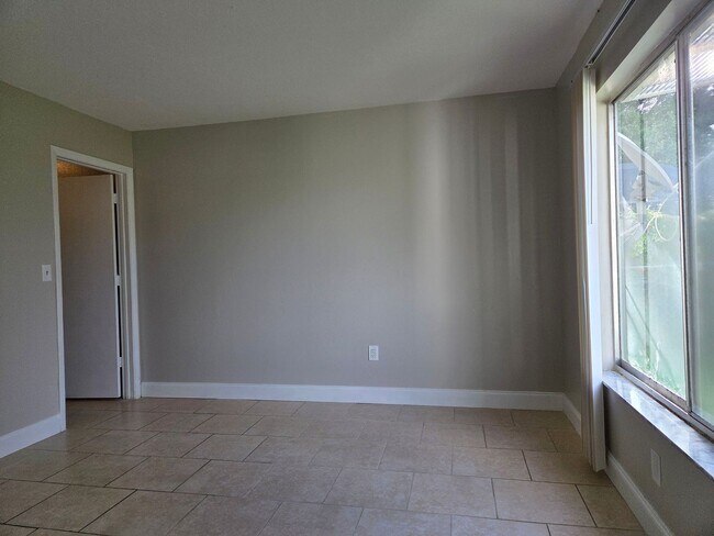 Building Photo - S. BISCAYNE & TAMIAMI TRAIL / 2 bedroom home / $ 1450