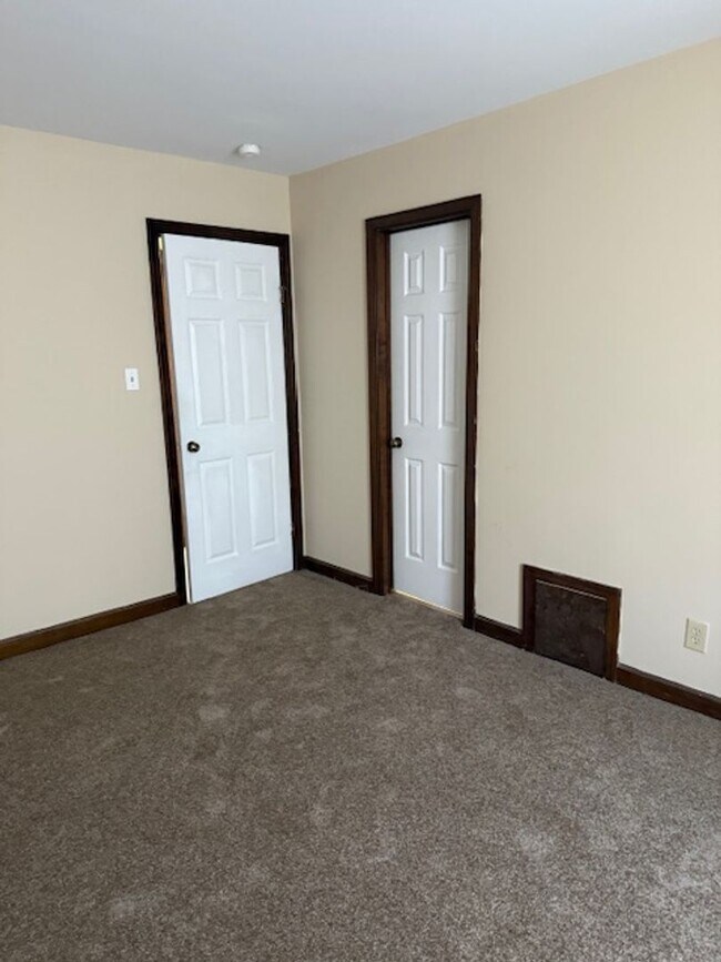 Building Photo - Three Bedroom 1.5 Bath Townhouse in Wester...