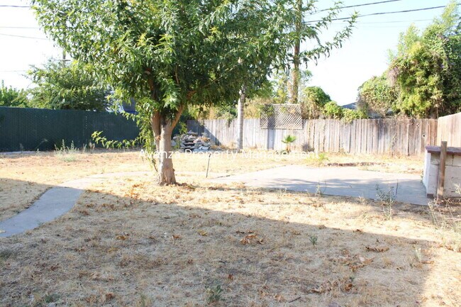 Building Photo - Fresno Mayfair District - 4 Bedroom Home  ...