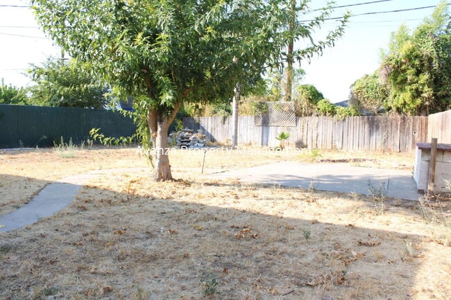 Building Photo - Fresno Mayfair District - 4 Bedroom Home  1 Year Lease