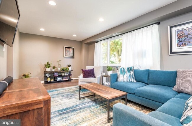 Building Photo - 8601 Cromwell Dr