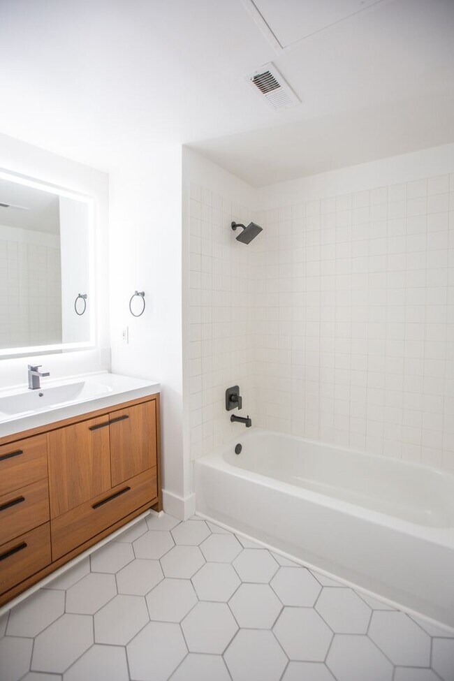 Building Photo - North Block Condo Available- Fully Remodeled Studio !