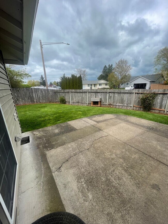 Building Photo - **MOVE IN SPECIAL!** Pet Friendly Charming 3 Bedroom Home with large office!