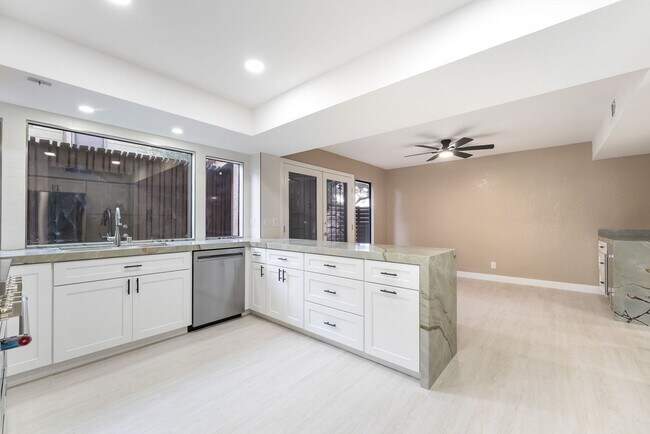 Building Photo - 968 Pinehurst Dr